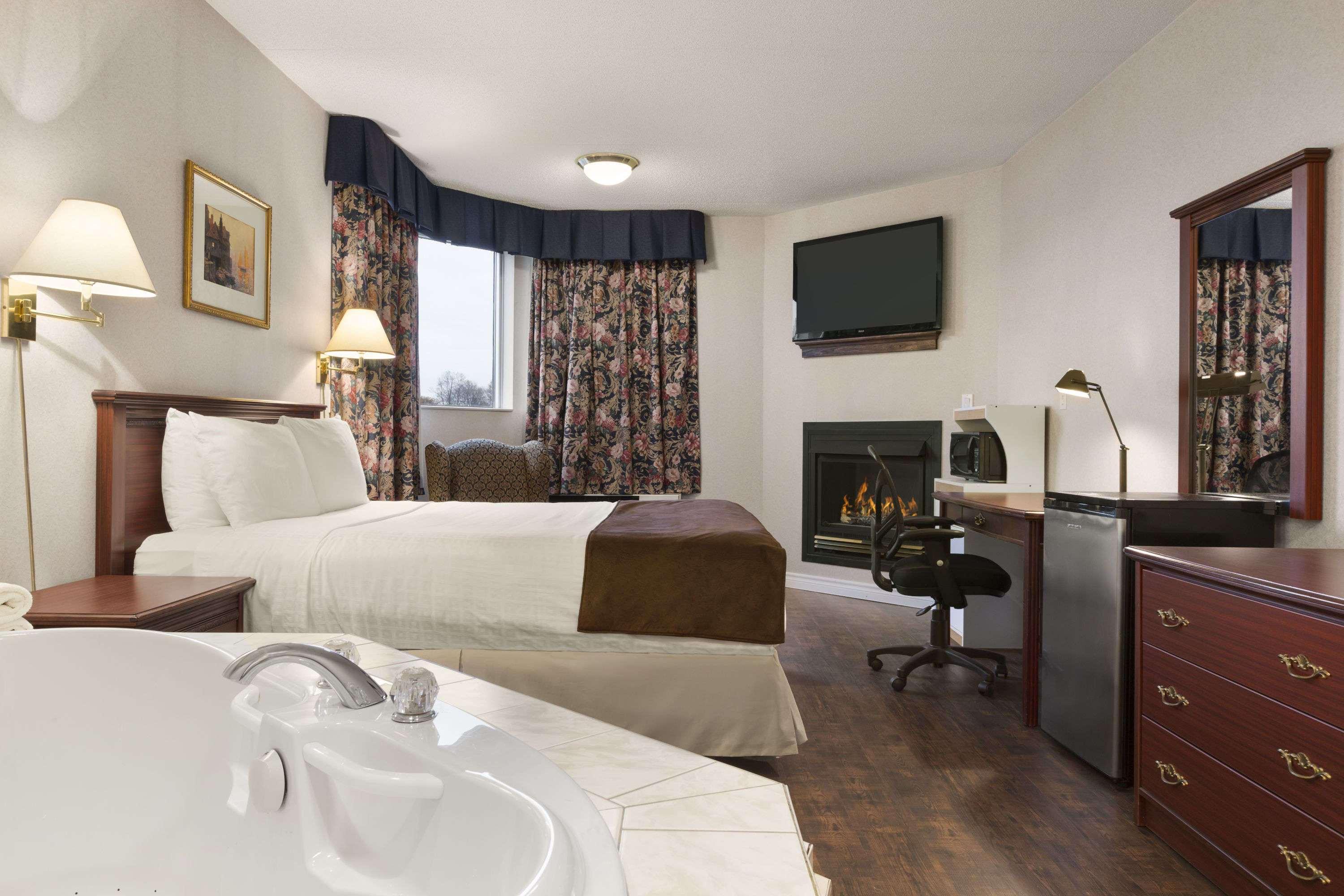 Days Inn By Wyndham Броквилл Экстерьер фото