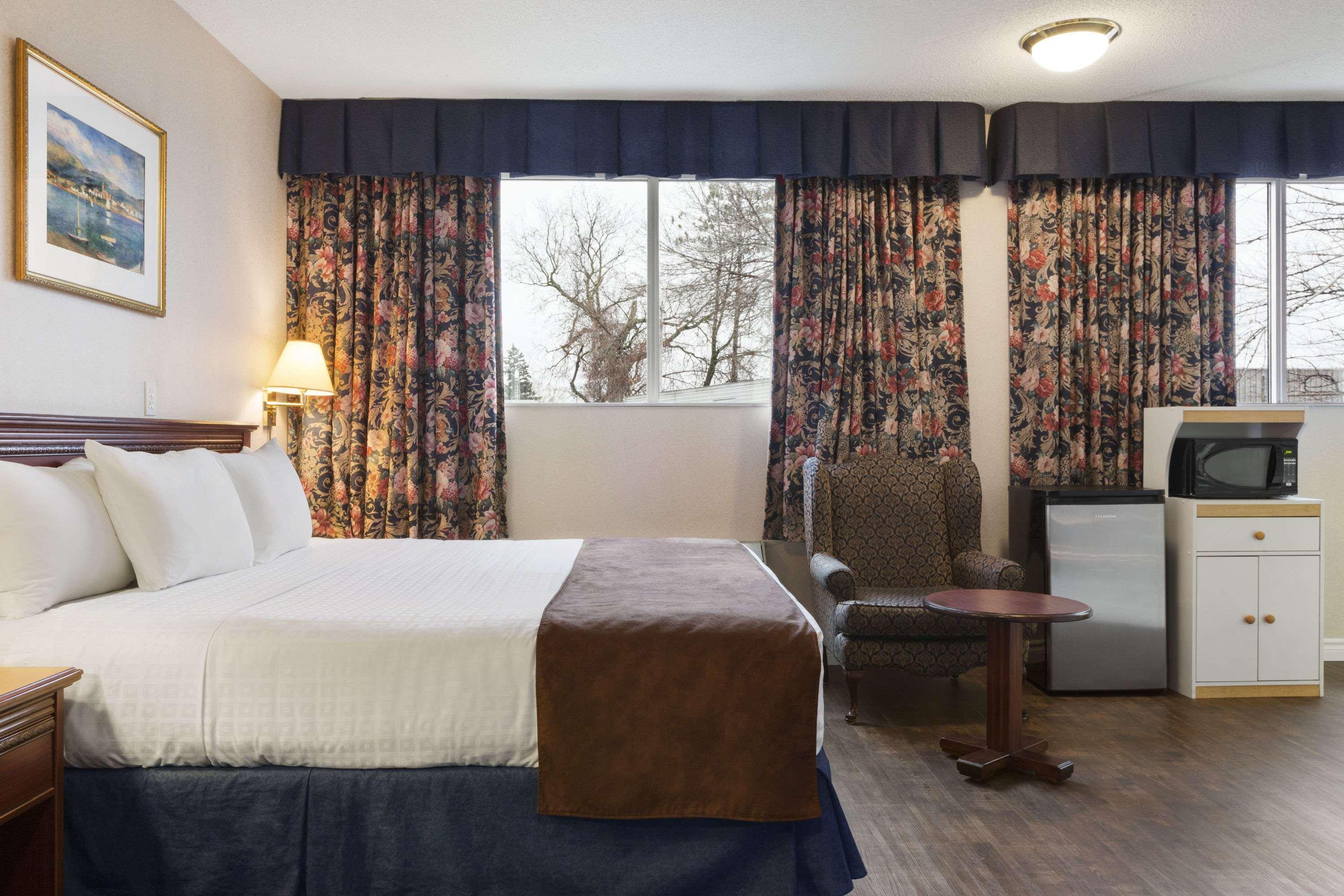 Days Inn By Wyndham Броквилл Экстерьер фото