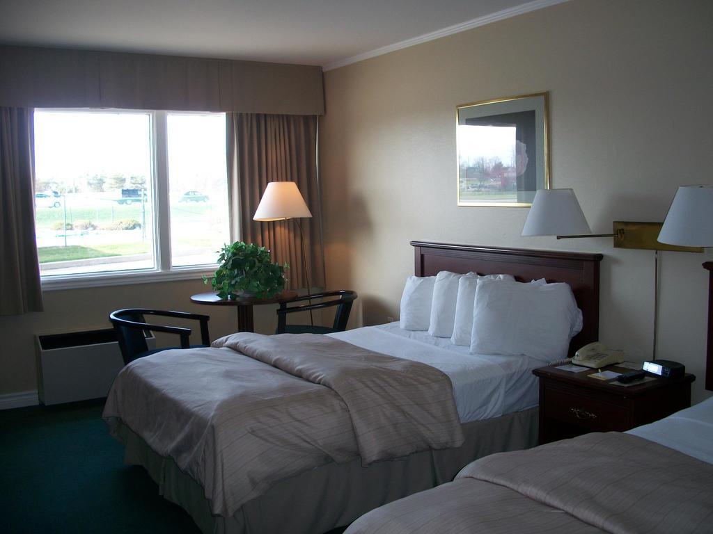 Days Inn By Wyndham Броквилл Экстерьер фото